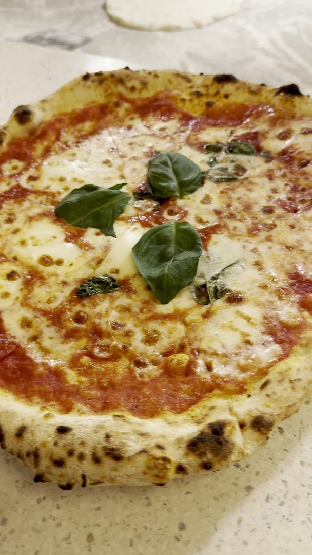 Da Michele: appetizing photo of restaurant pizza