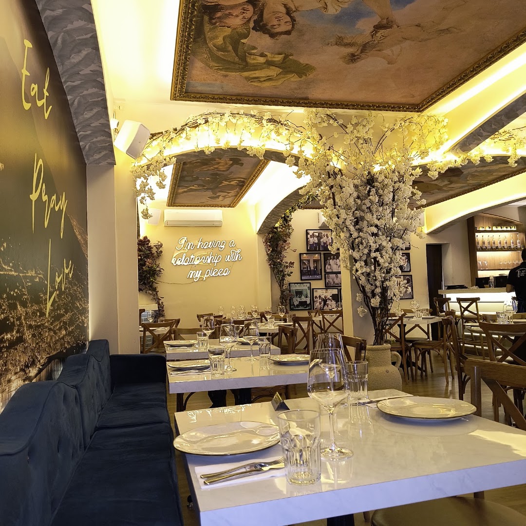 Da Michele: attractive interior restaurant atmosphere