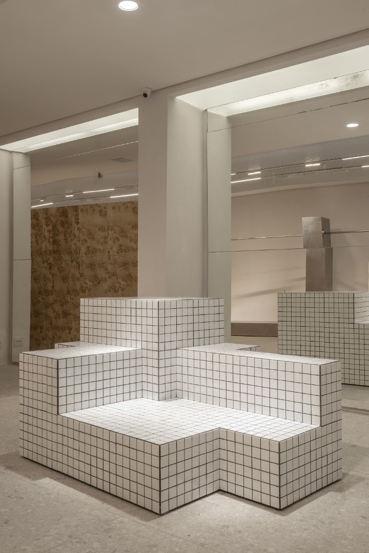 FRANCESCA: professional interior shop display photo