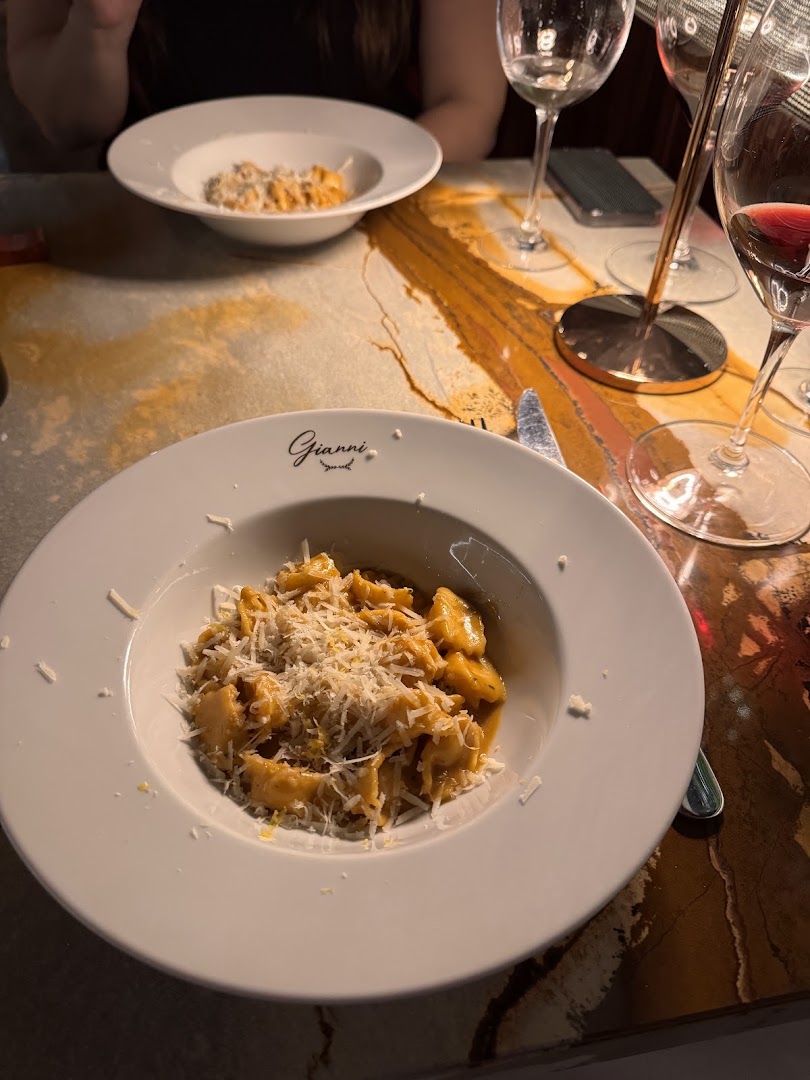 Gianni: appetizing food photo with branding