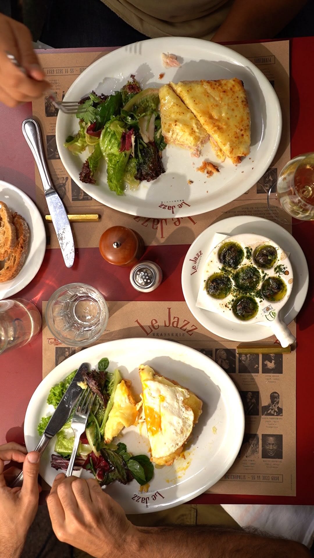 Le Jazz Café: appetizing food photography from top view
