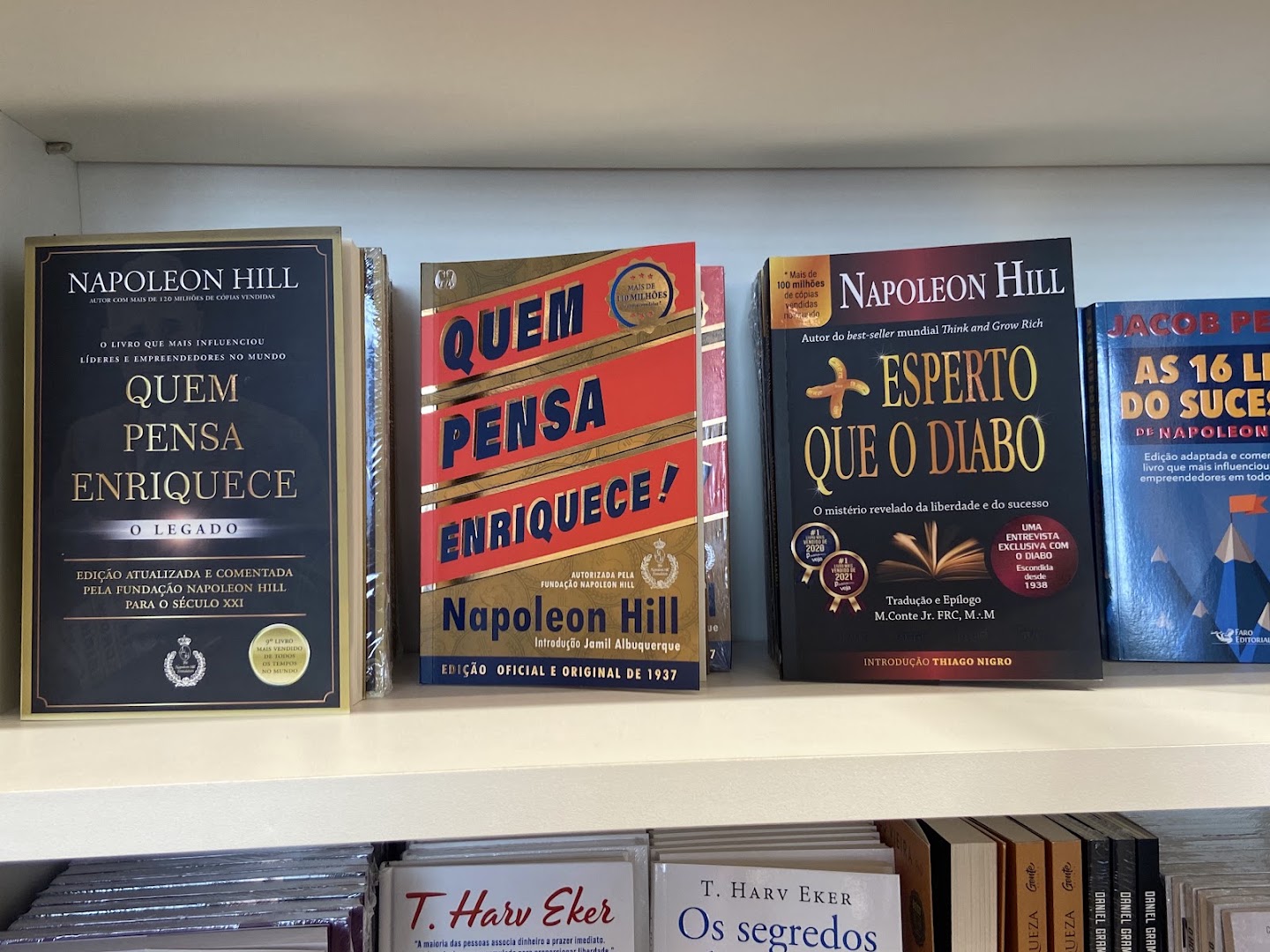 Livraria da Vila Paulista: clear display of shop products