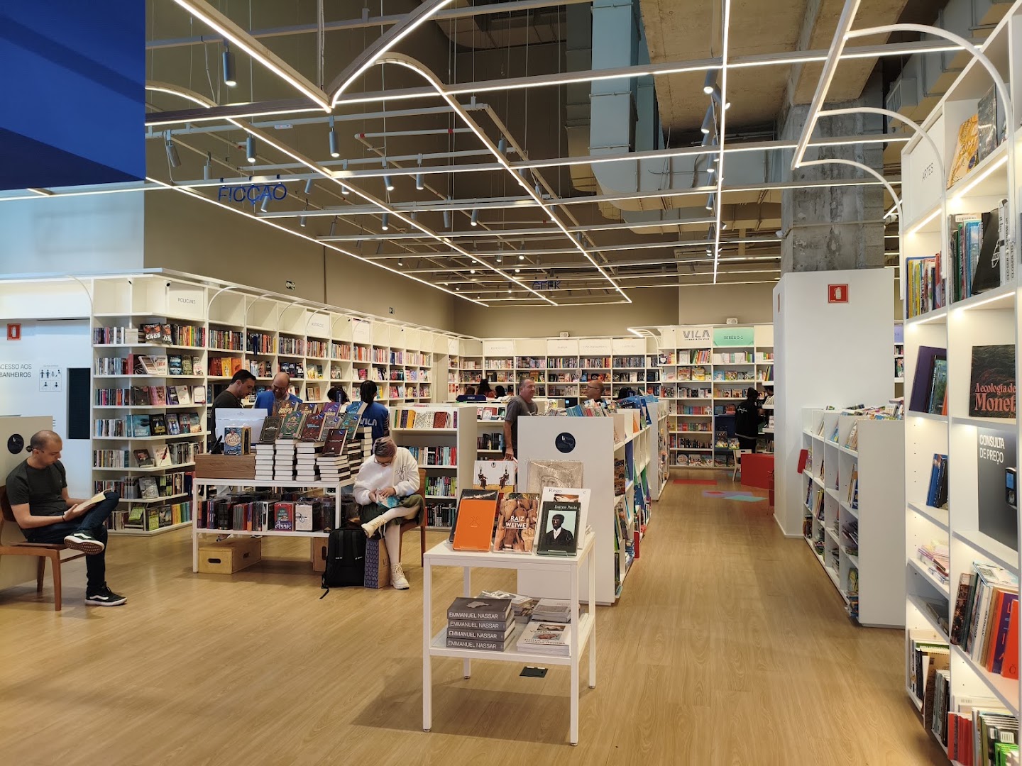 Livraria da Vila Paulista: clear, inviting bookstore interior shot