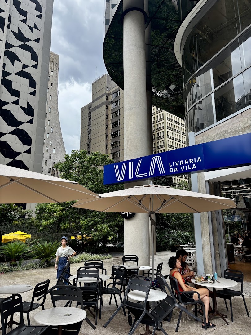 Livraria da Vila Paulista: clear, inviting view of storefront
