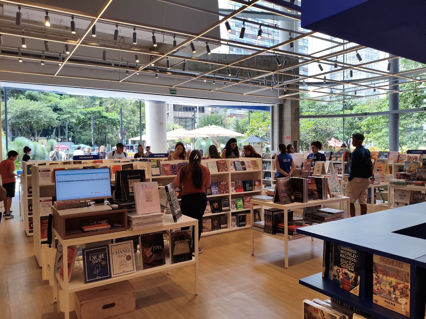 Livraria da Vila Paulista: clear, inviting view of bookstore