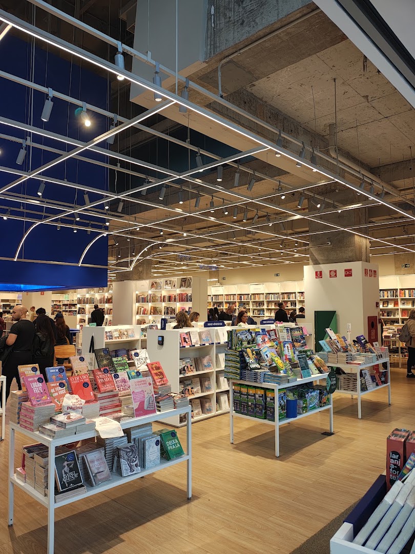 Livraria da Vila Paulista: clear, inviting bookstore interior shot