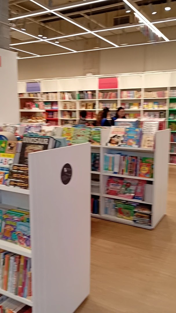 Livraria da Vila Paulista: clear view of bookstore interior