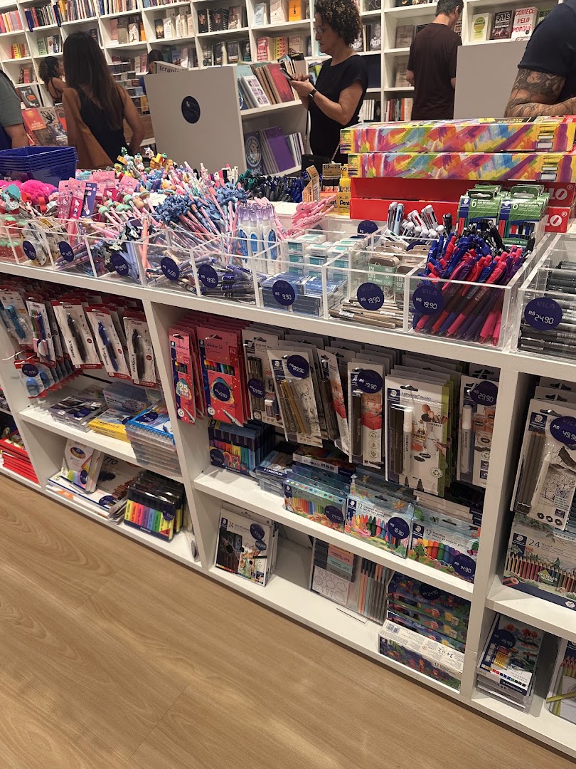 Livraria da Vila Paulista: clear display of shop products