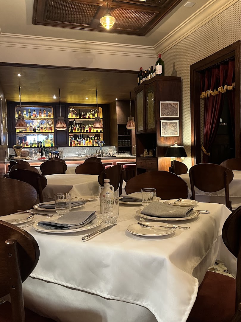 Marie Cuisine: inviting and professional restaurant interior