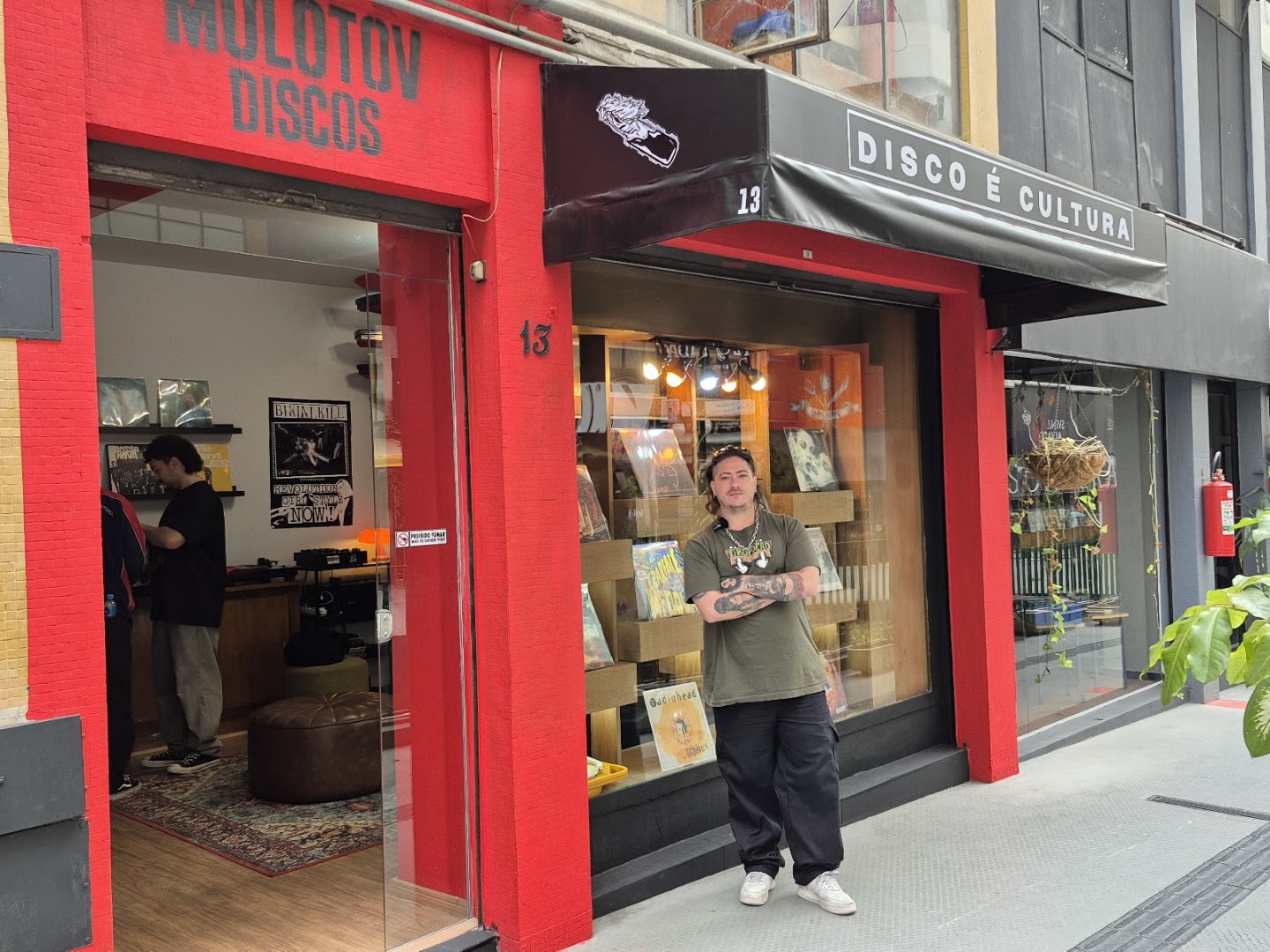 Molotov Discos: clear storefront and inviting atmosphere