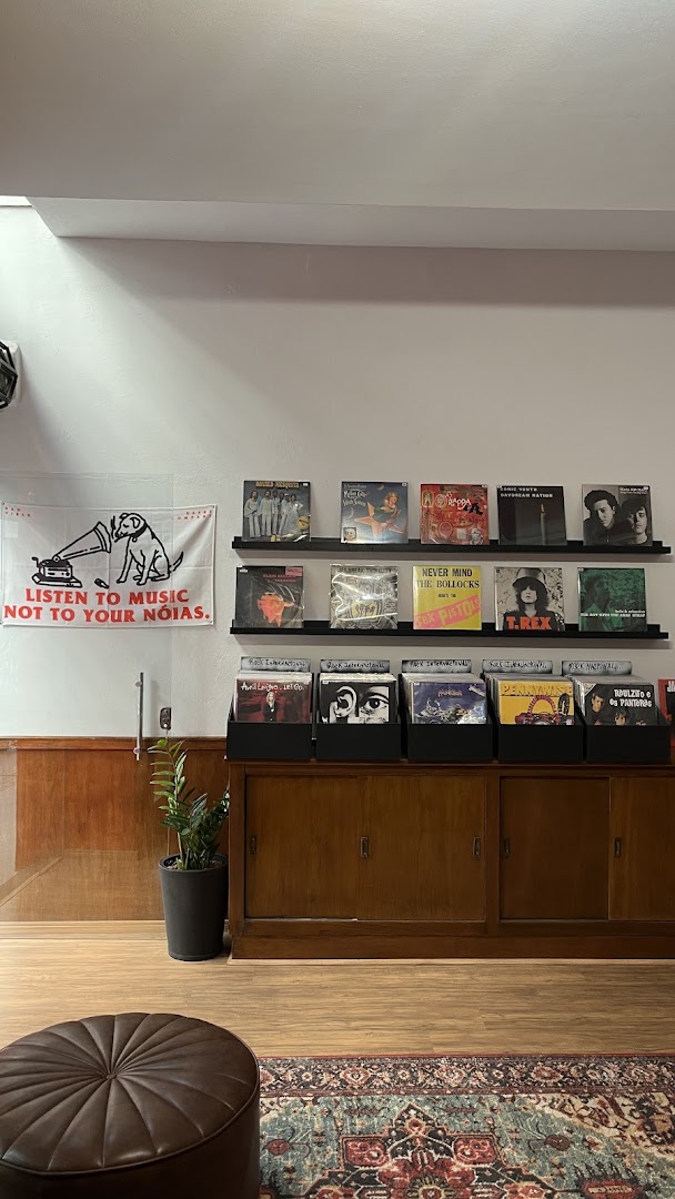 Molotov Discos: clear display of shop products
