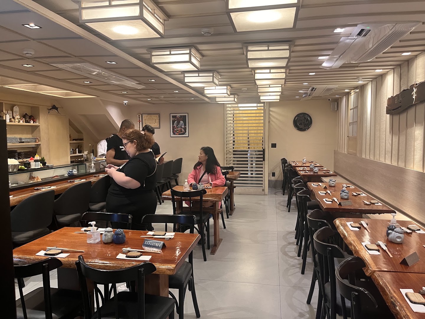 Sushiguen: clear view of restaurant interior
