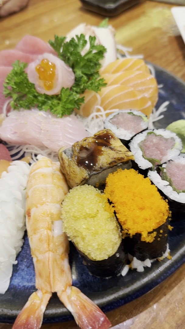 Sushiguen: appetizing, high-quality sushi platter photo