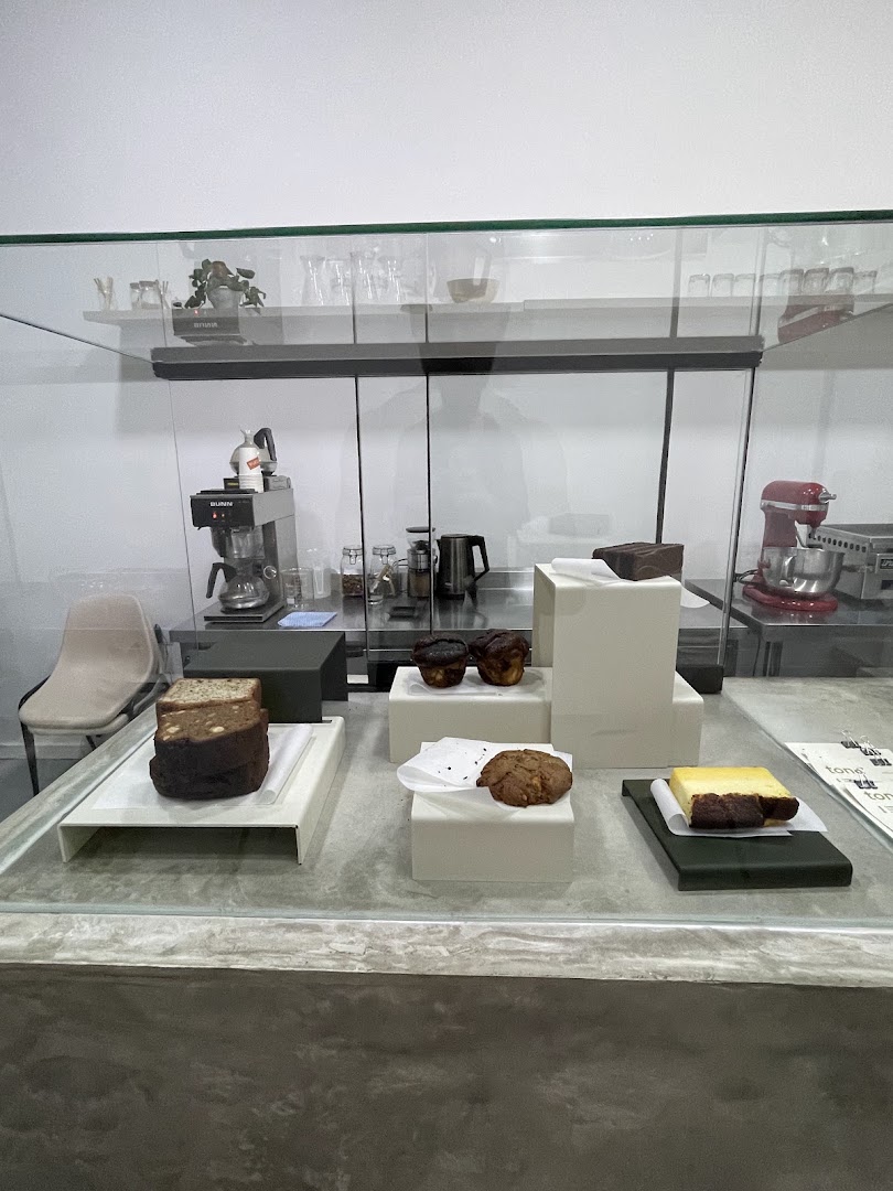 Tona Café: clear display of cafe products