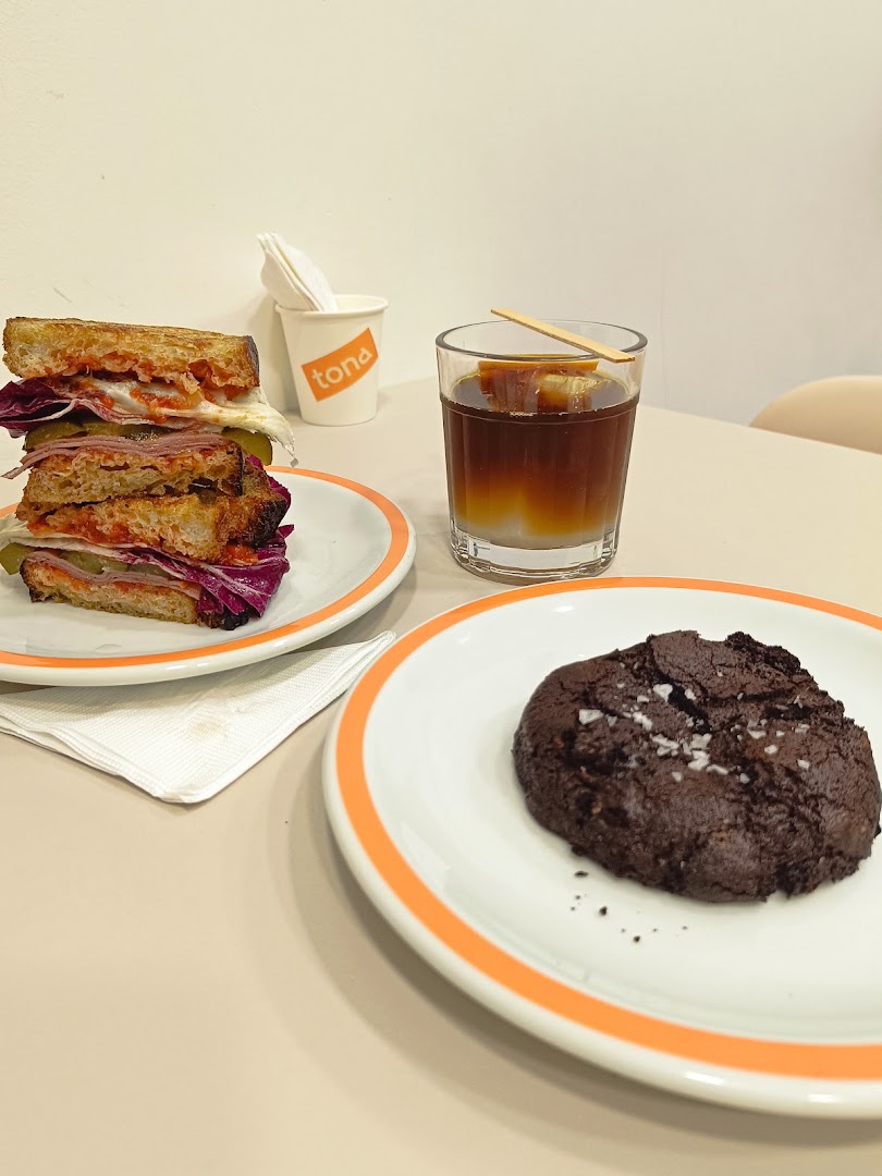 Tona Café: appetizing food and drink presentation