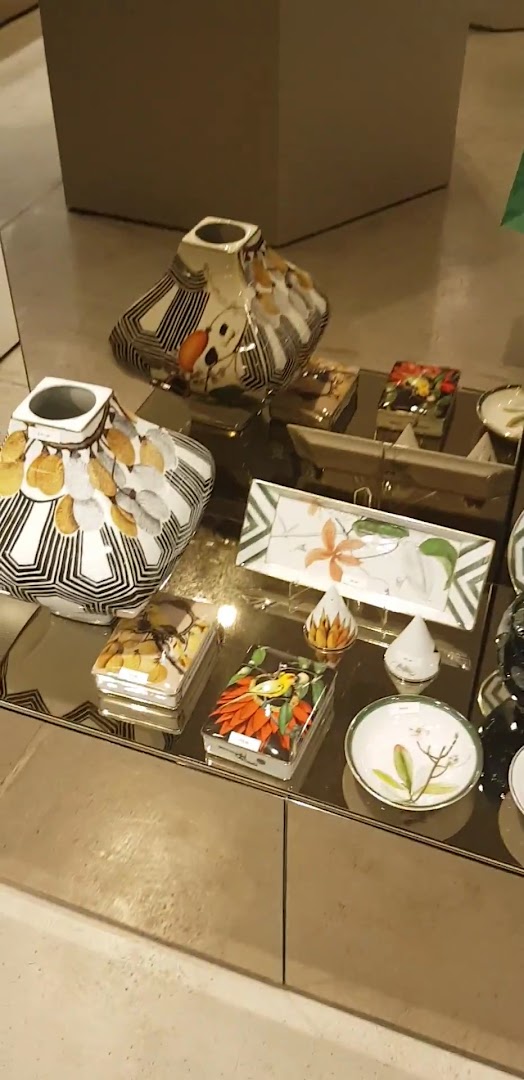 Vista Alegre Oscar Freire: clear display of shop products