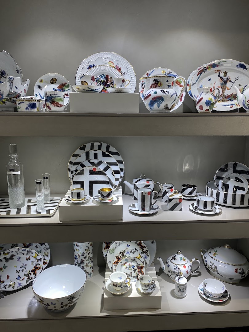 Vista Alegre Oscar Freire: clear display of shop products