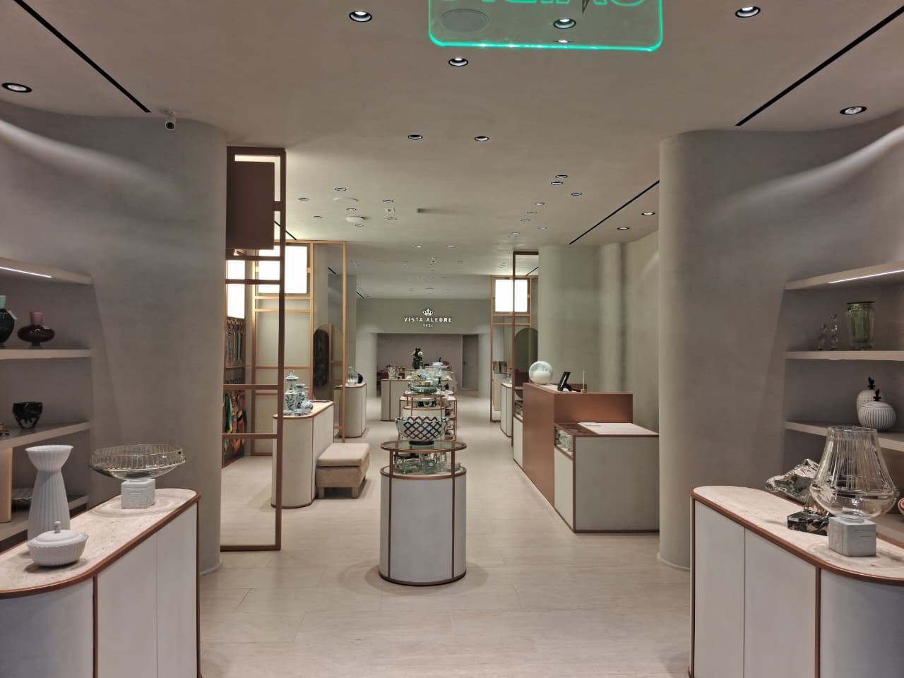 Vista Alegre Oscar Freire: professional interior shop display photo
