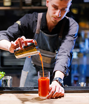 Bar Canto: professional shot of bartender working