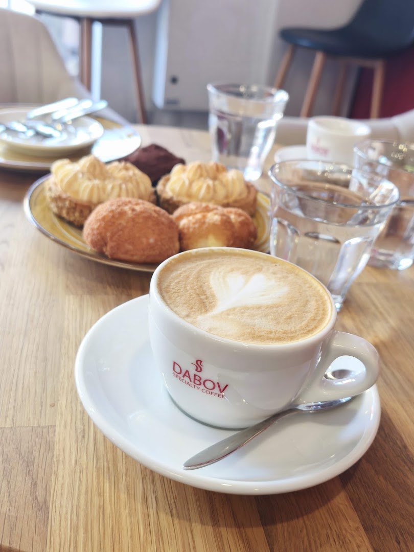 DABOV Specialty Coffee: appetizing coffee and pastry presentation