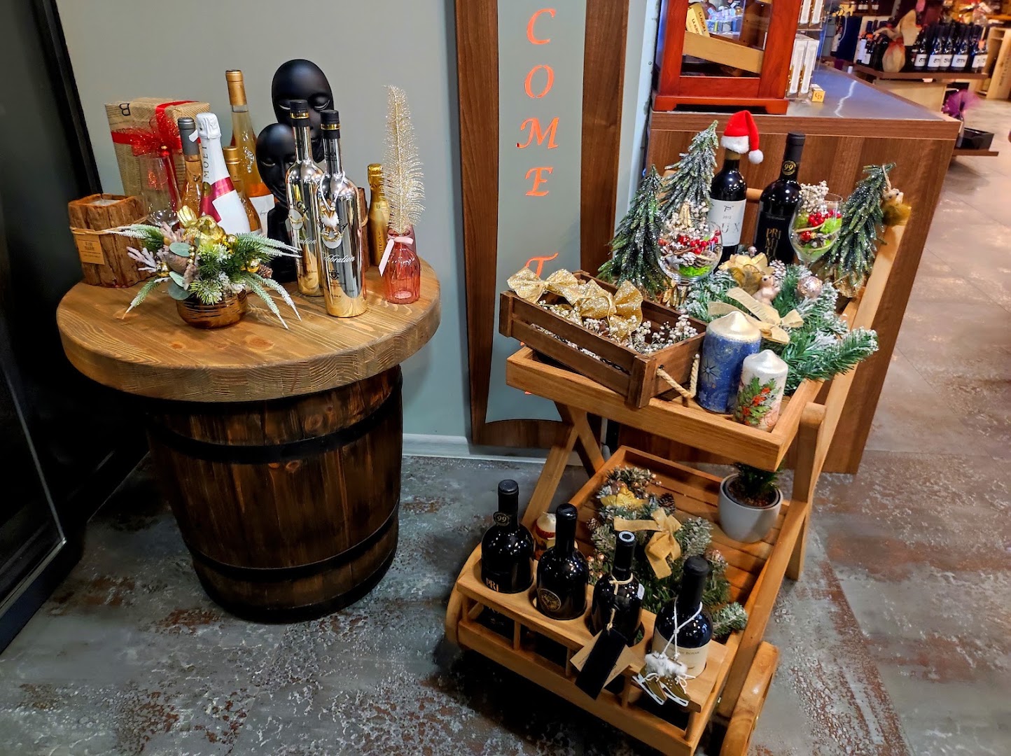 Drink Market: attractive holiday product display
