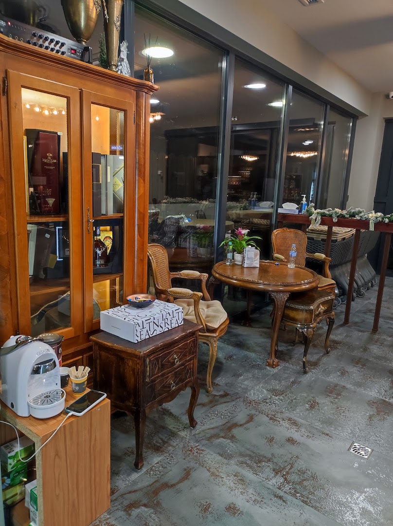 Drink Market: clear view of shop interior