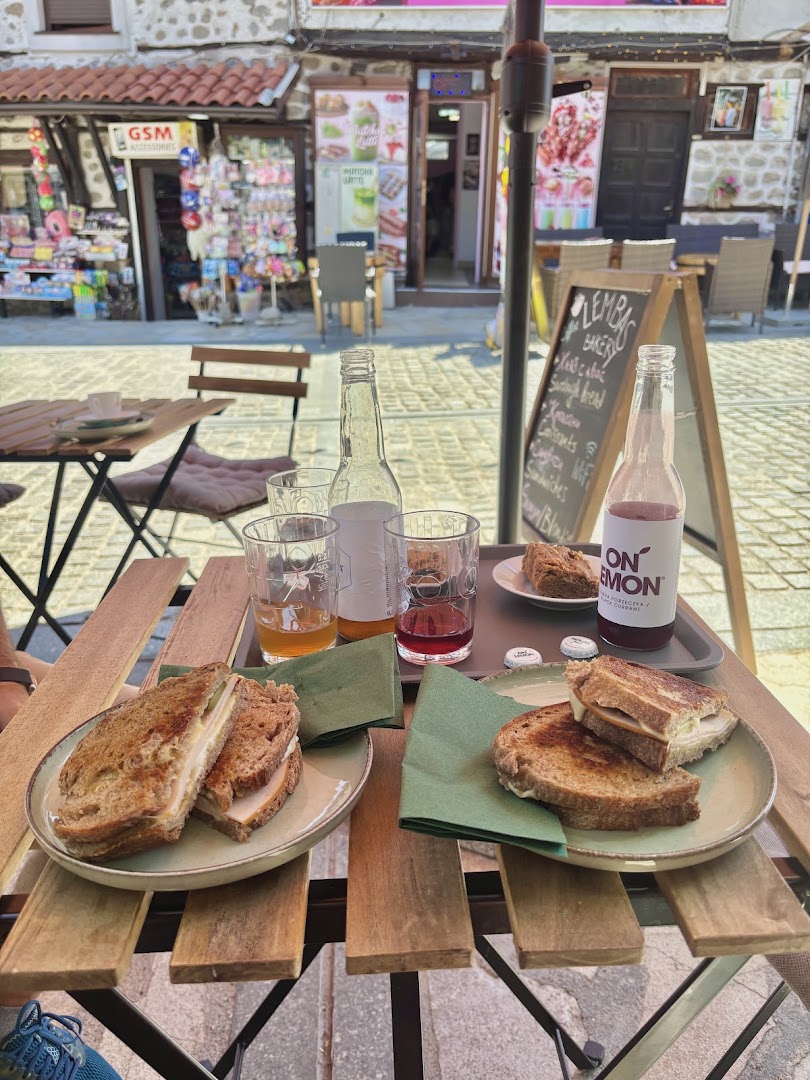 Lembas Bakery: appetizing food and terrace setting