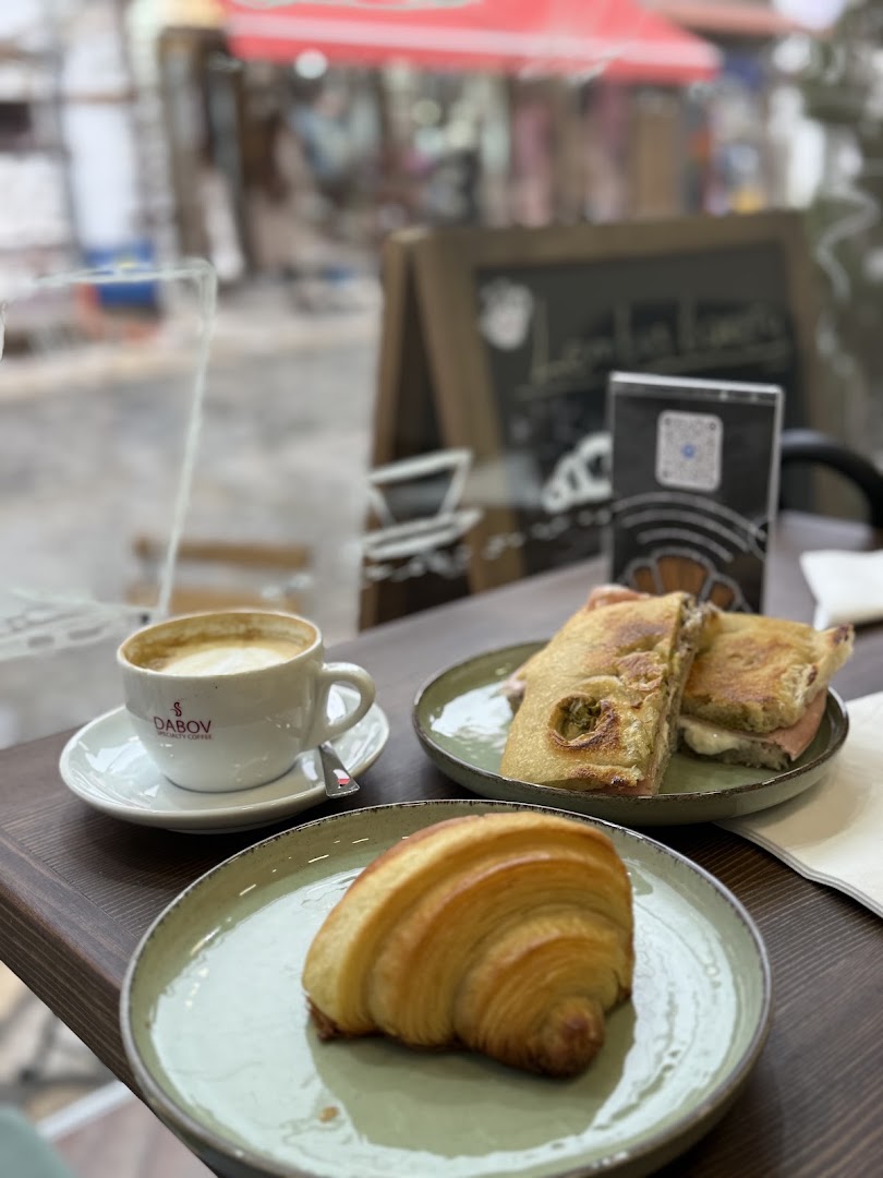Lembas Bakery: appetizing food and coffee presentation