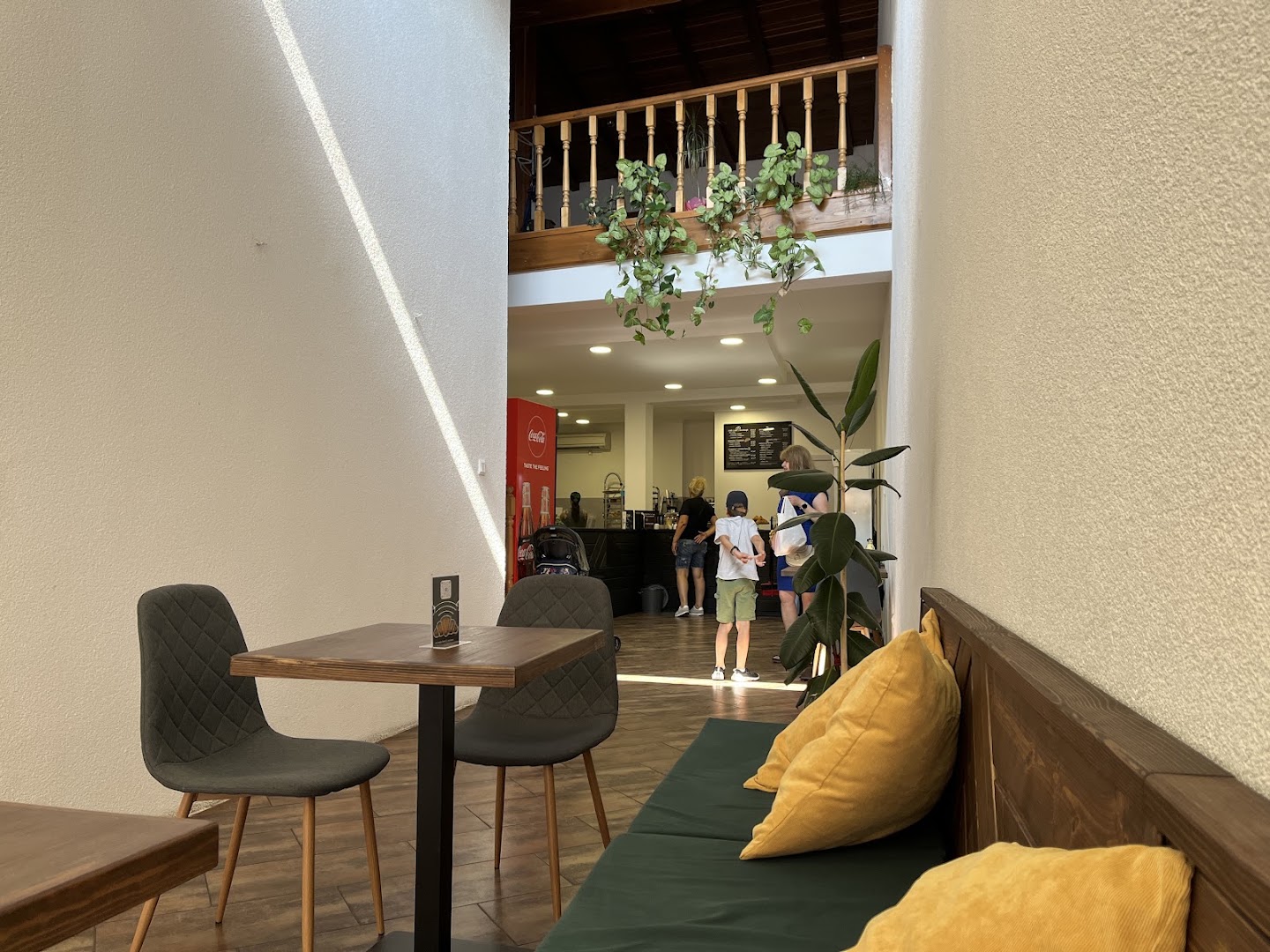 Lembas Bakery: clear view of venue interior