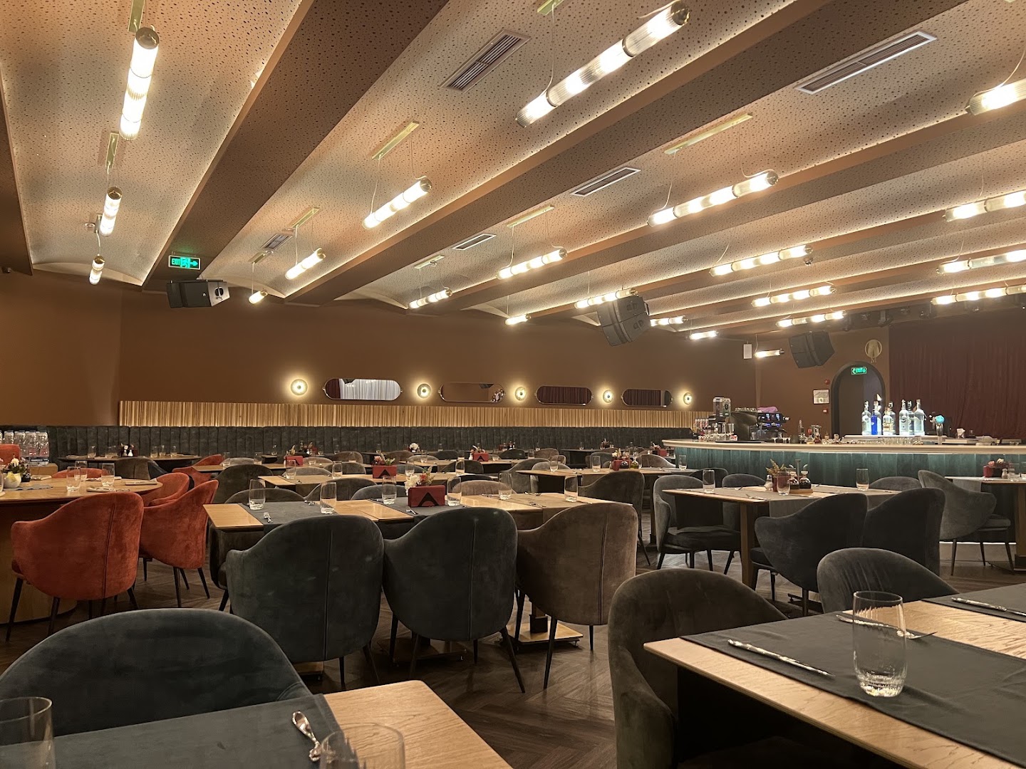 Or Rouge: clear shot of restaurant interior