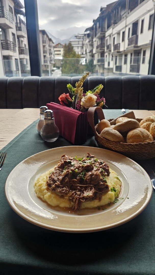 Or Rouge: appetizing food photo with atmosphere