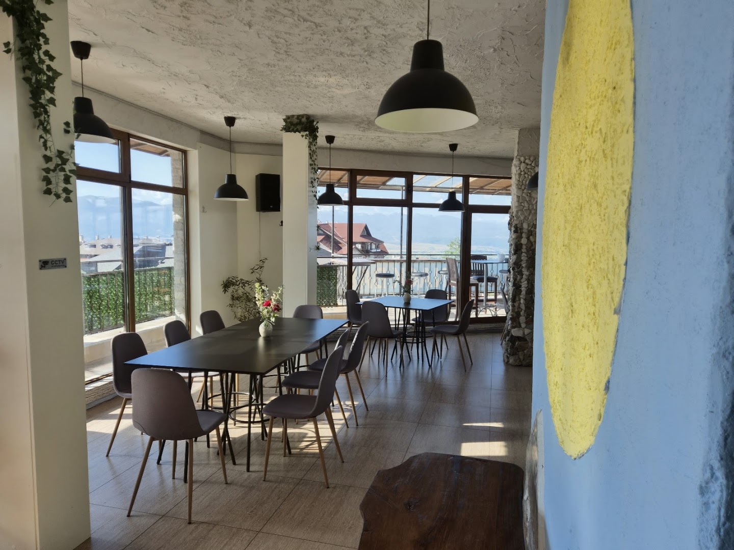 Sky High Kitchen: clear, inviting interior atmosphere