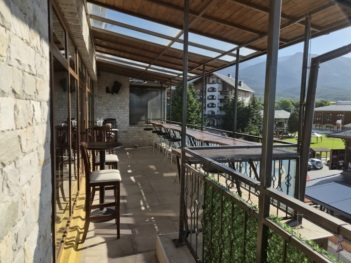 Sky High Kitchen: attractive terrace with mountain view