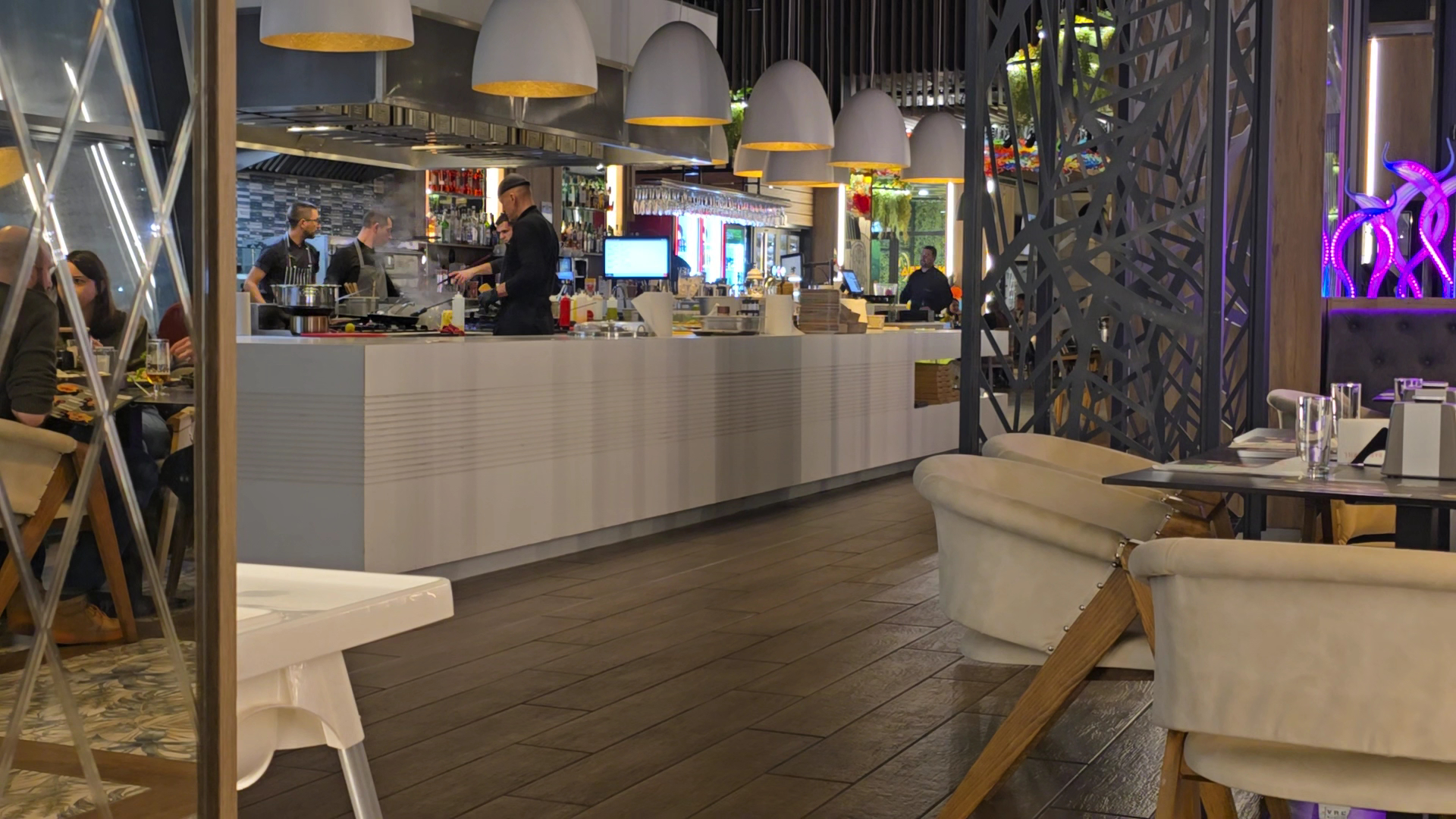 Flora Bar & Grill: clear view of restaurant interior