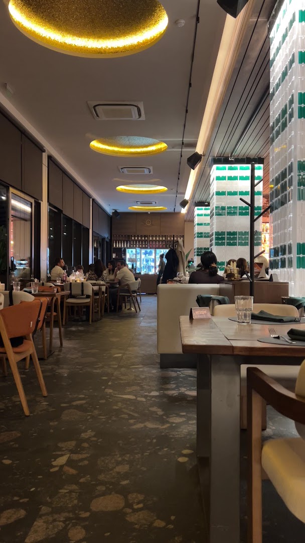 Sol Bar & Grill: inviting restaurant interior atmosphere