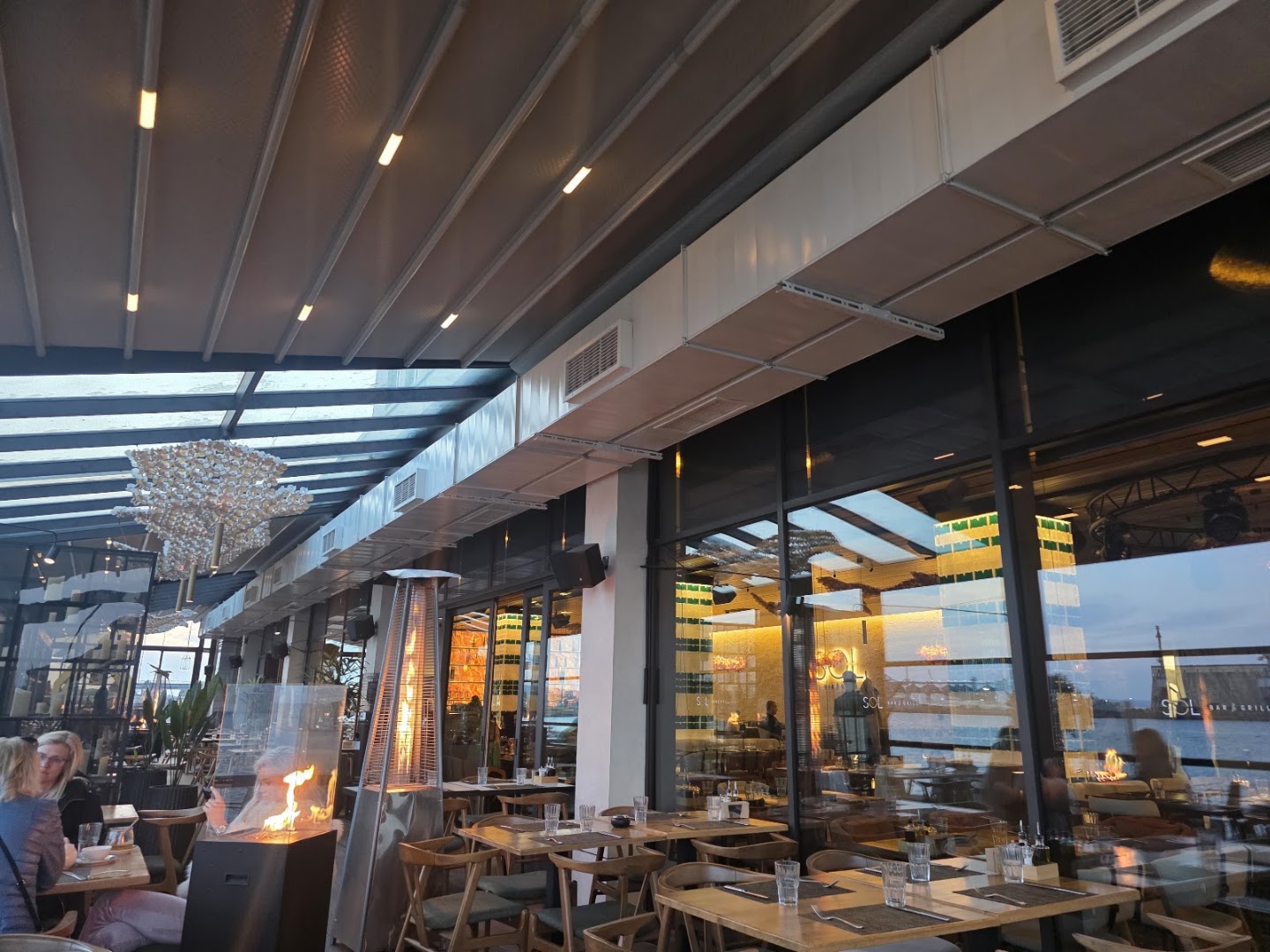 Sol Bar & Grill: inviting atmosphere of the terrace