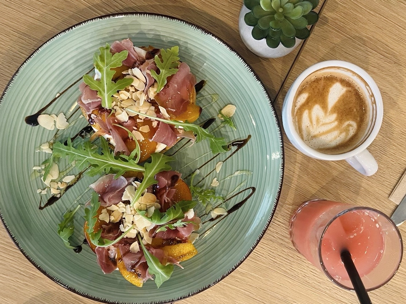 Verdè Coffee & Brunch: appetizing, high-quality food photography