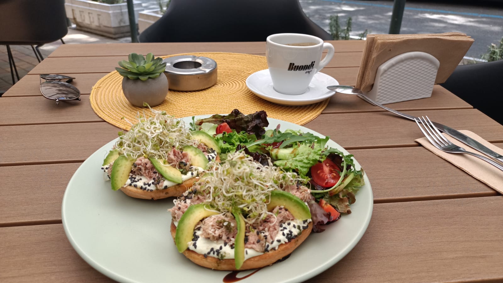 Verdè Coffee & Brunch: appetizing food and coffee presentation