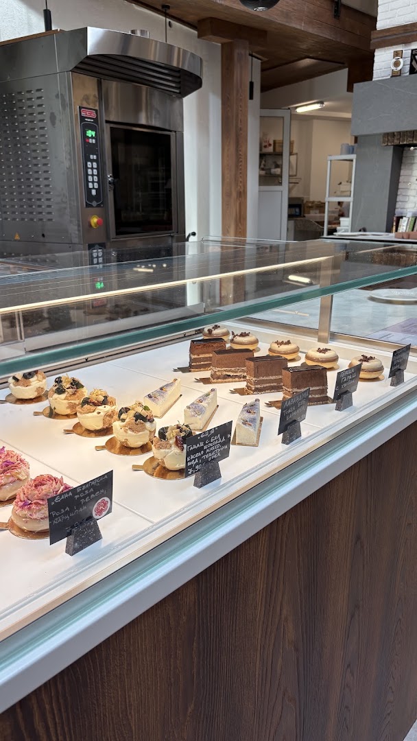 ÉNYA Atelier: appetizing display of fresh pastries