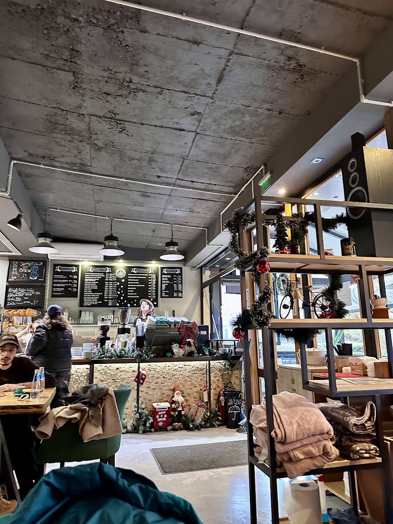 The Family Coffee Roasters: inviting atmosphere and clear interior