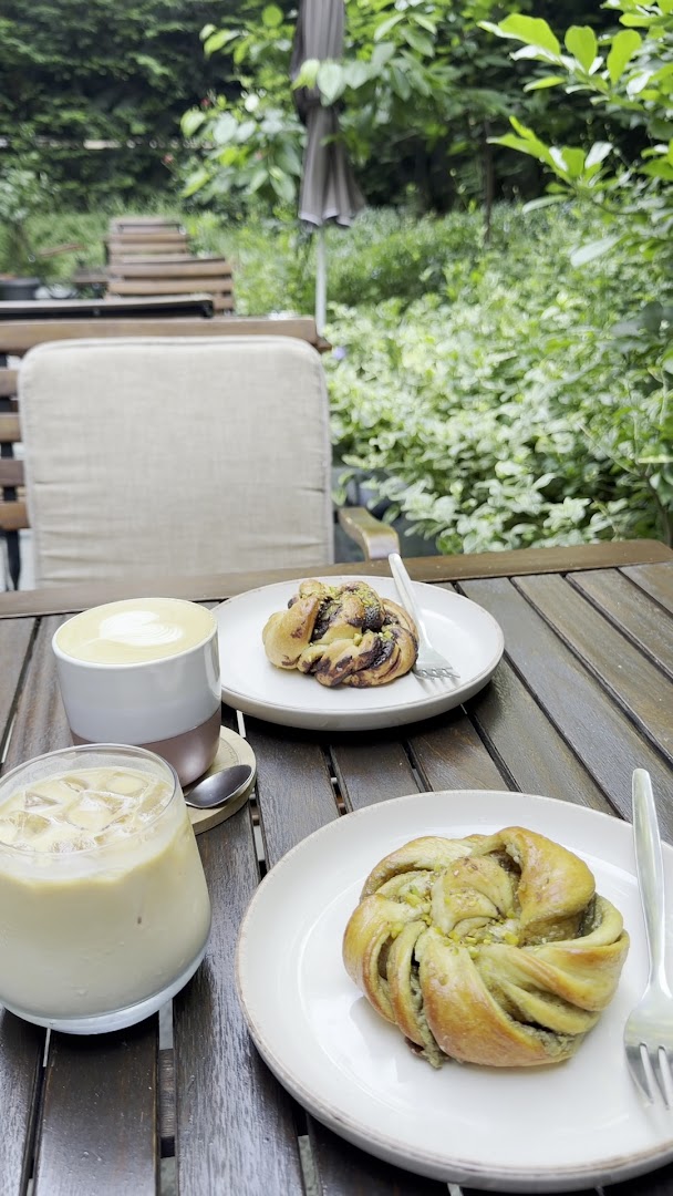 Babka: appealing photo of breakfast items