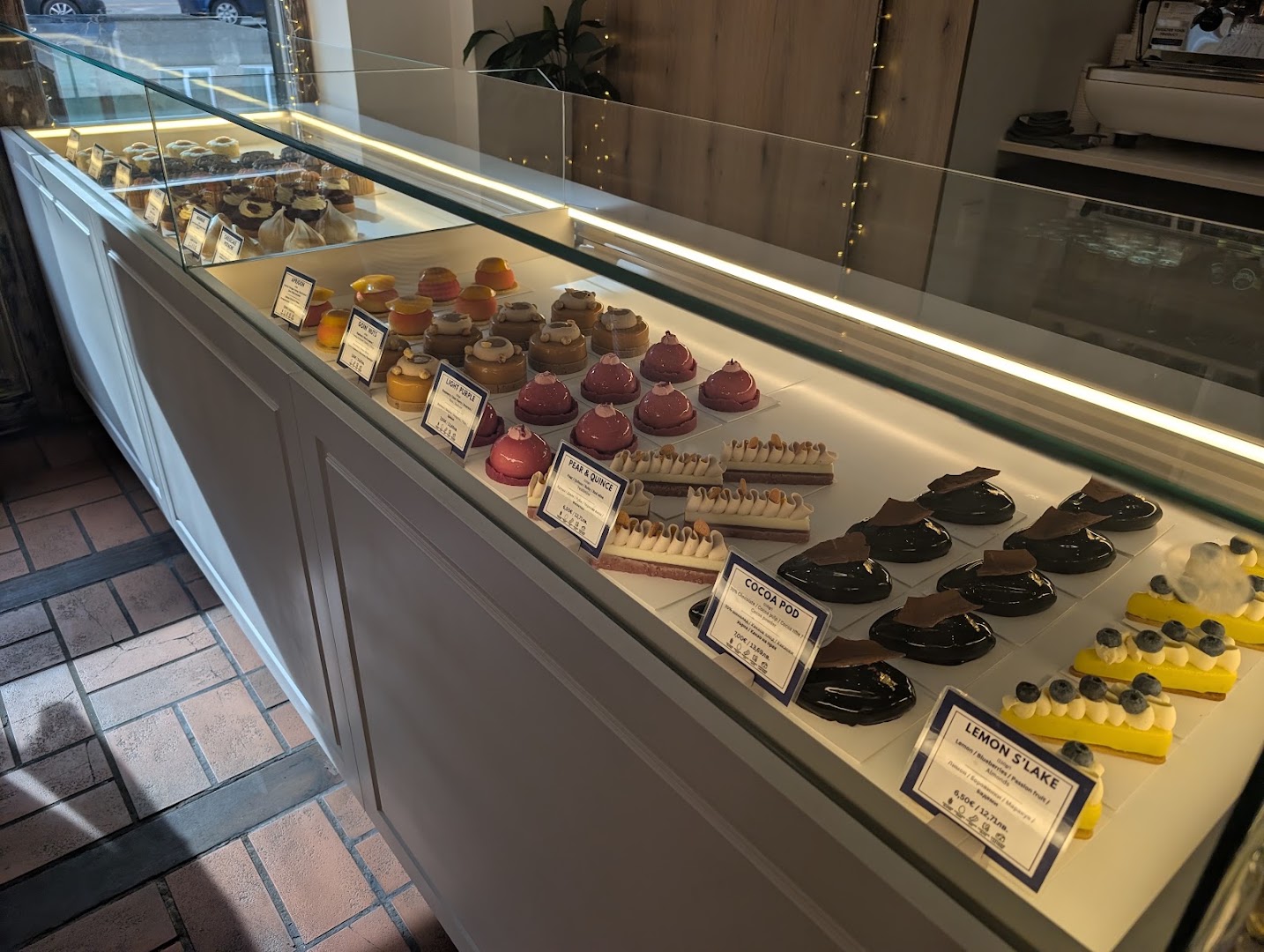 Cremeux Pastry & Cafe: appetizing display of fresh pastries