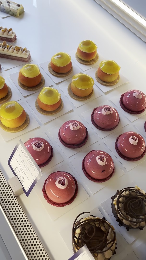 Cremeux Pastry & Cafe: appetizing display of fresh pastries
