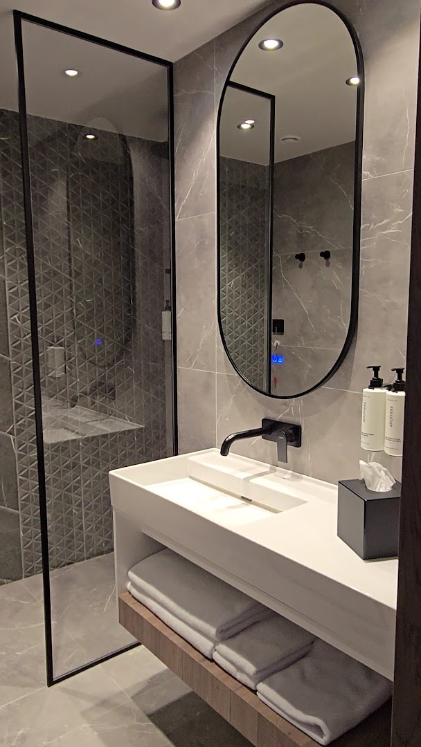 Crowne Plaza Sofia: high quality hotel bathroom photo