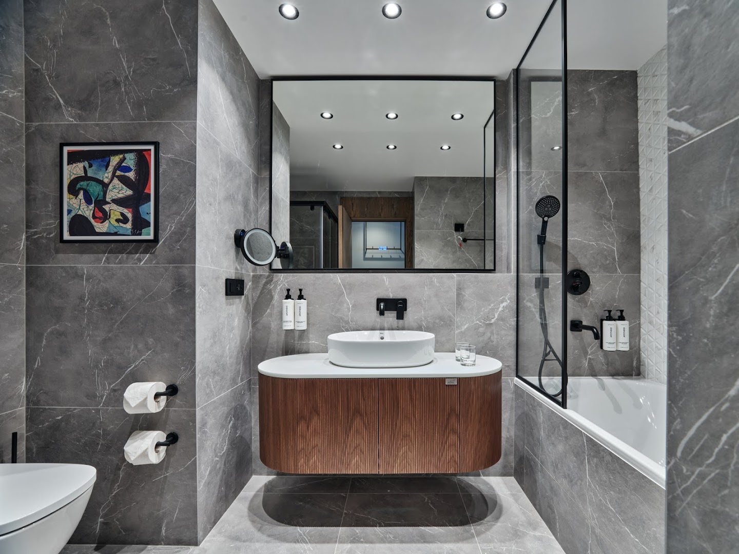Crowne Plaza Sofia: professional high-quality hotel bathroom photo