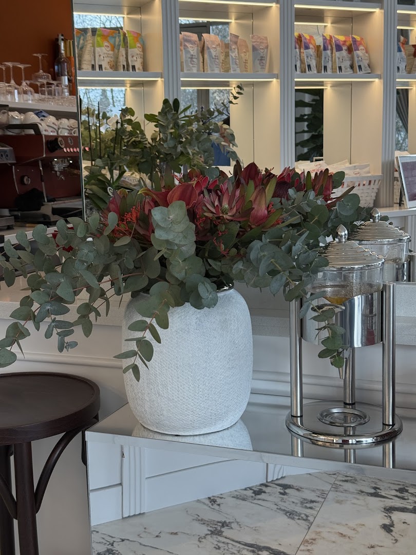 Nutree by Aya: attractive interior and floral decor