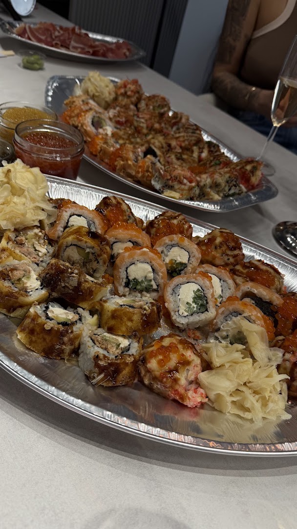 AKAI Sushi & Wok: appetizing photo of sushi platter