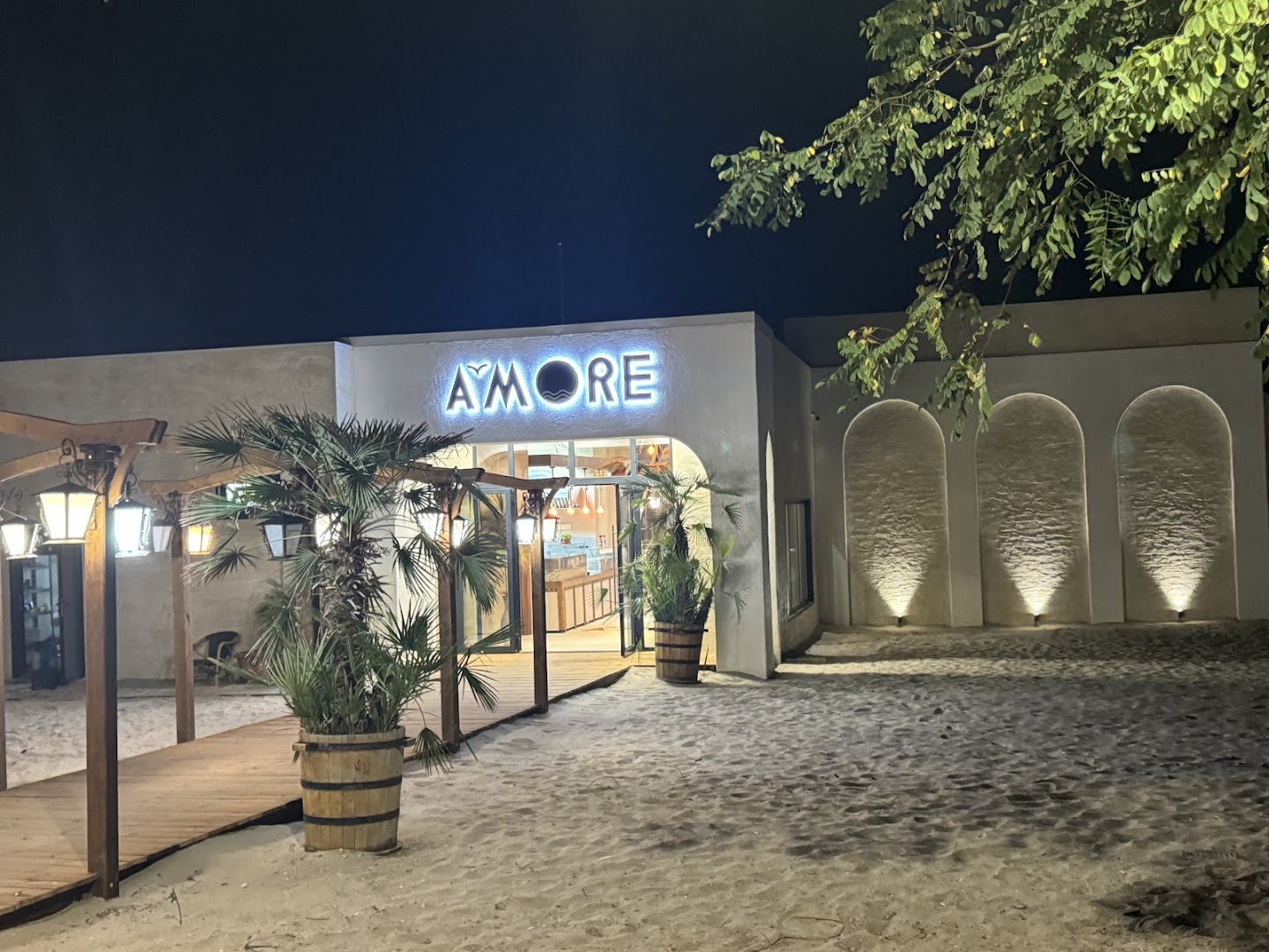 AMORE Beach & Restaurant: attractive night shot of venue