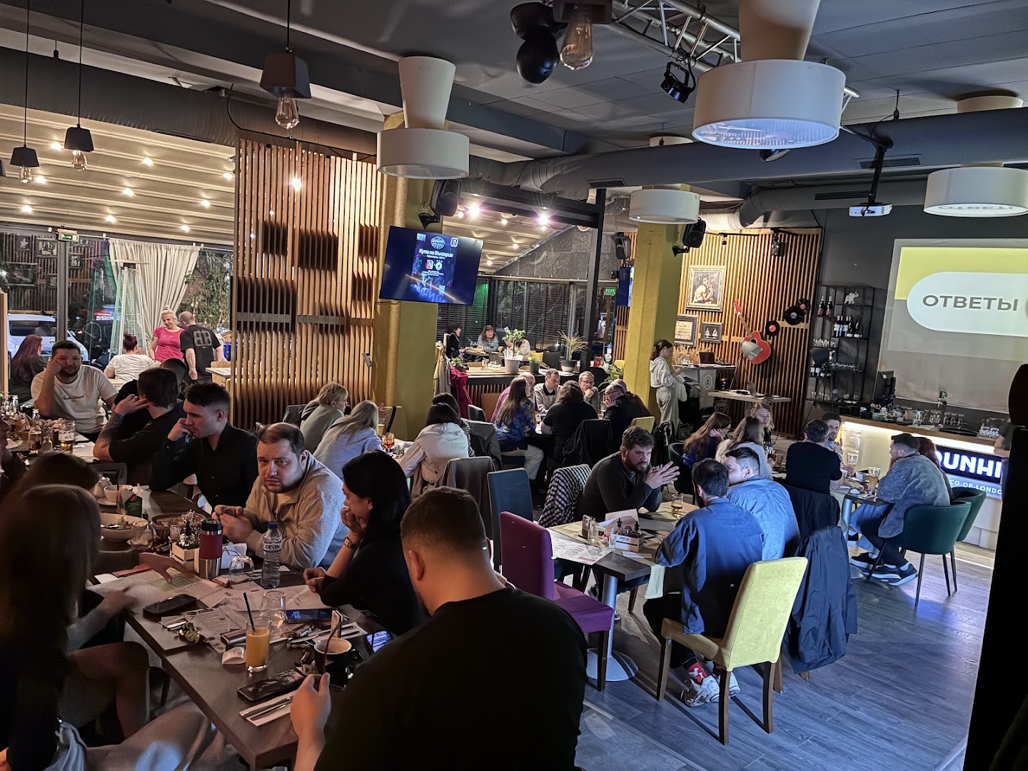Gravity Drink Eat Easy: lively atmosphere and interior