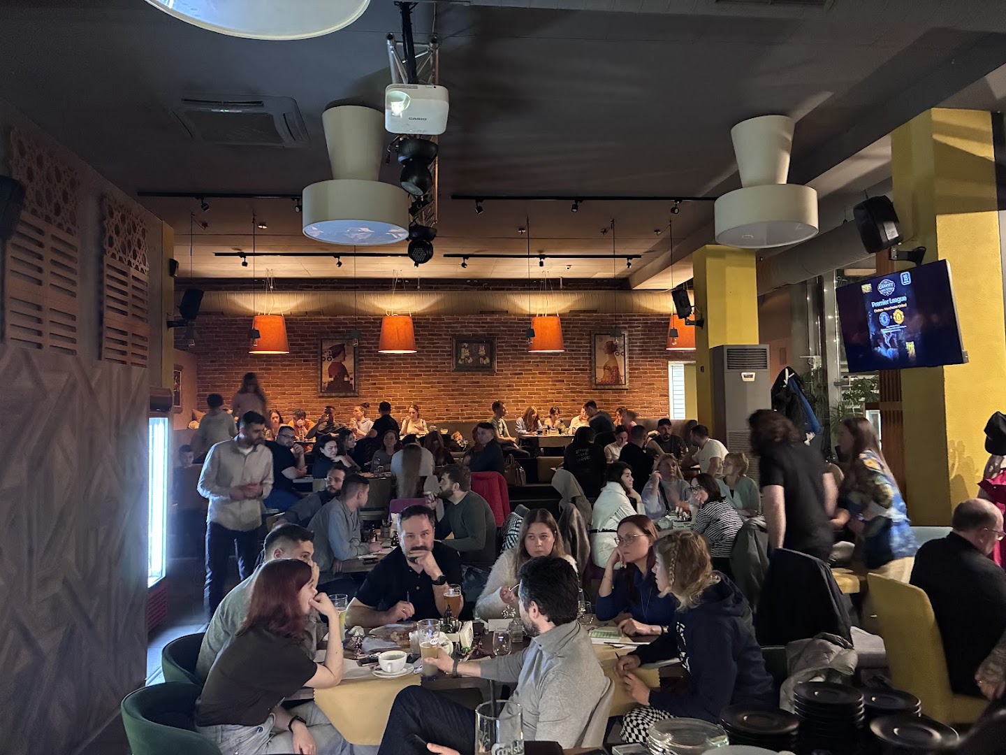 Gravity Drink Eat Easy: lively atmosphere and interior